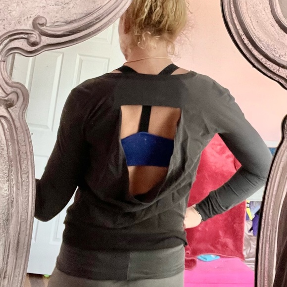 EUC Cut-Out long sleeved beautiful boat neck - Picture 10 of 11